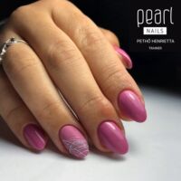 Kép 2/10 - Pető Heni rózsaszín körmei a Pearl Nails Secret Forest kollekció 315 Classic gél lakkjával