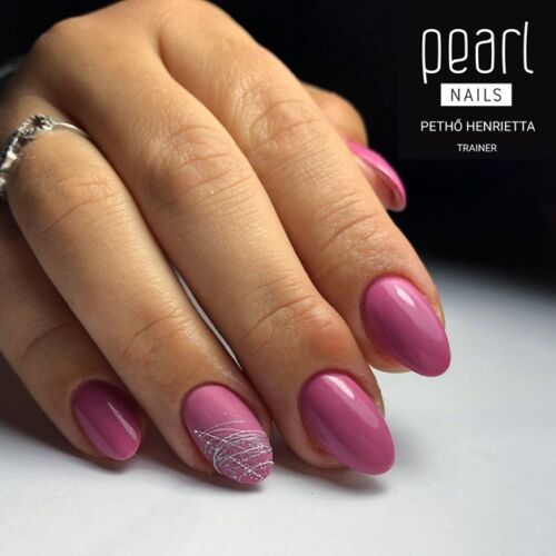 Pető Heni rózsaszín körmei a Pearl Nails Secret Forest kollekció 315 Classic gél lakkjával